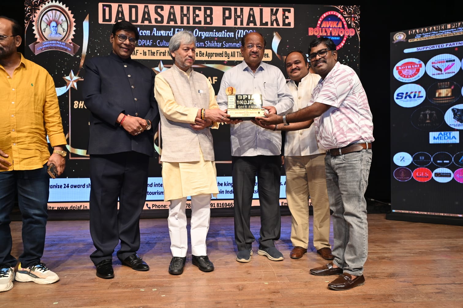भोजपुरी गोल्डन अवॉर्ड से सम्मानित हुए ब्रजेश मेहर