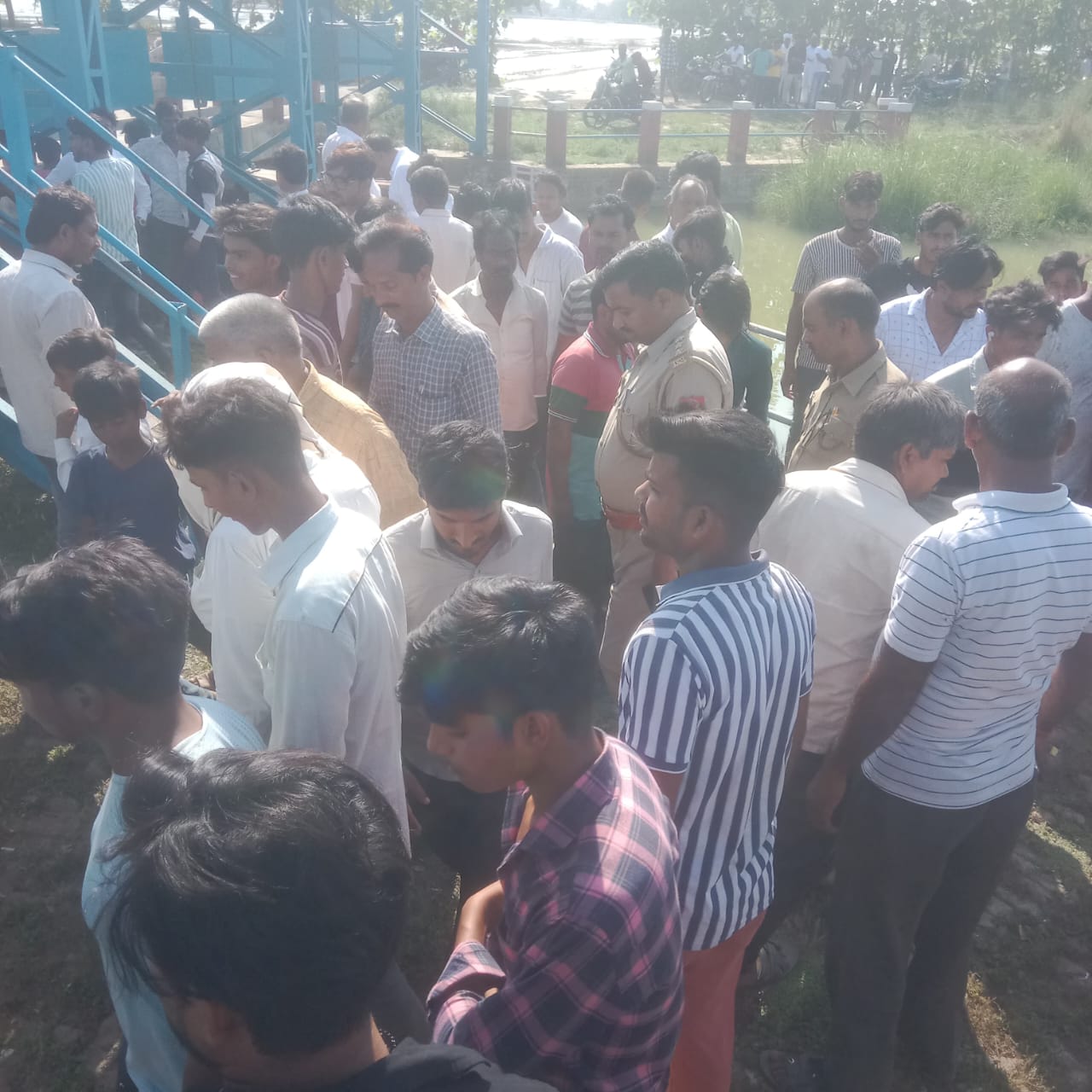 ब्रेकिंग न्यूज: बस्ती में भीषण हादसा, तेज रफ्तार मोटरसाइकिल नहर में गिरी, एक किशोर लापता