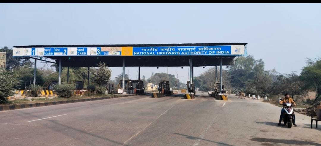 बस्ती: चौकड़ी टोल प्लाजा पर हाई वोल्टेज ड्रामा, मैनेजरों पर कर्मचारियों से मारपीट का आरोप