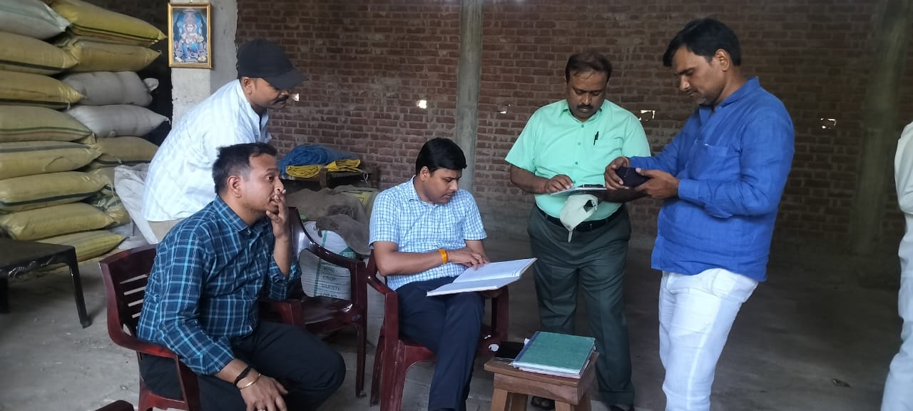 Basti: कुदरहा में उर्वरक दुकान पर अनियमितता: सचिव के हस्ताक्षर अमान्य, क्रय-विक्रय केंद्र का लाइसेंस निलंबित