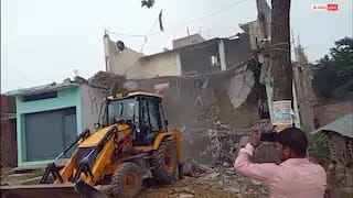 हाईकोर्ट के आदेश पर सपा नेता इरशाद अहमद के मकान पर चला बुलडोजर