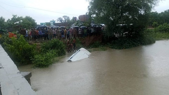 उत्तर प्रदेश के गोंडा में बड़ा हादसा: श्रद्धालुओं से भरी बोलेरो नहर में गिरी, 11 की मौत, 9 एक ही परिवार से