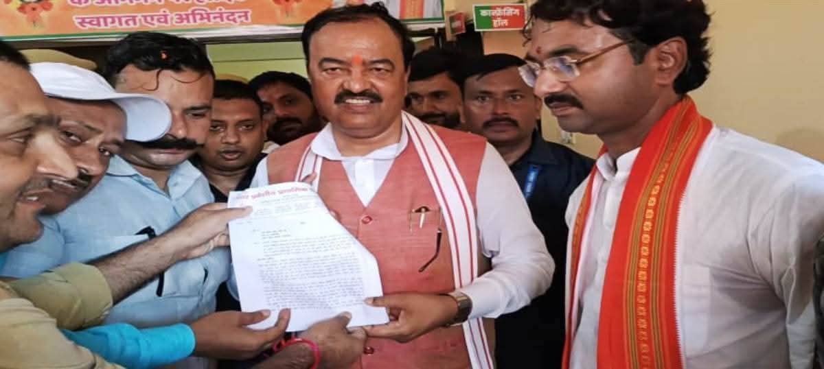 शिक्षकों ने डिप्टी सीएम केशव प्रसाद मौर्य को सौंपा ज्ञापन
