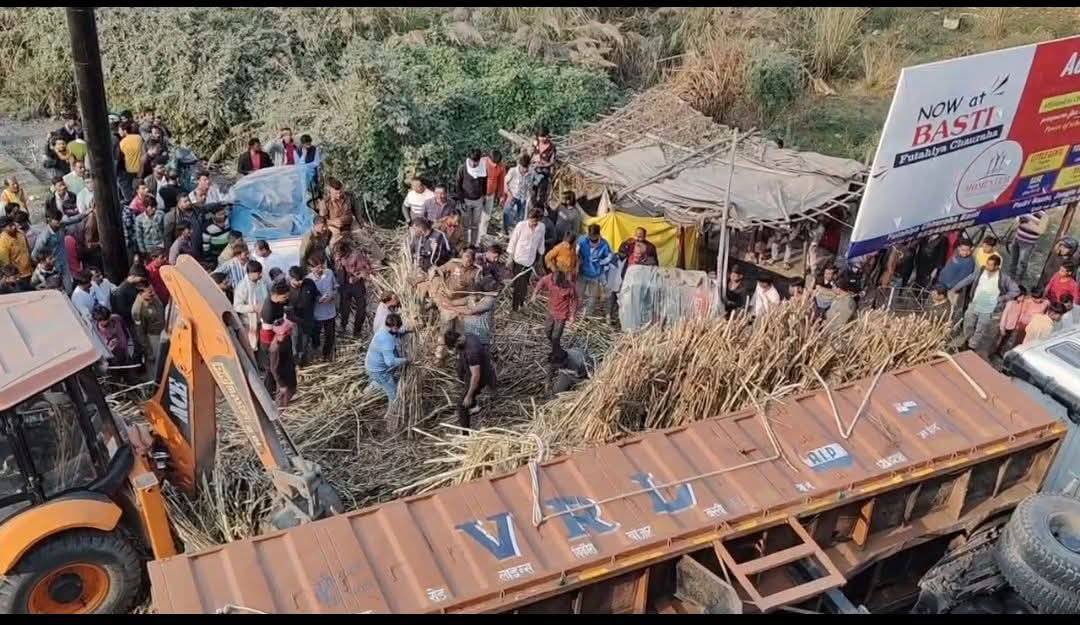 फुटहिया ओवरब्रिज के पास भीषण सड़क हादसा: गन्ना लदा ट्रक पलटने से ई-रिक्शा दबा, कई घायल