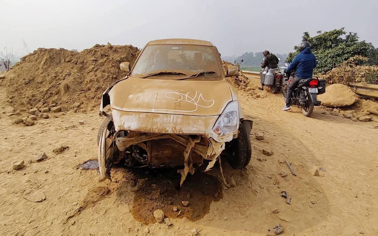 कलवारी–टांडा पुल पर तेज रफ्तार कार दुर्घटनाग्रस्त, मरम्मत कार्य के दौरान संकेतक न होने से हादसे की आशंका