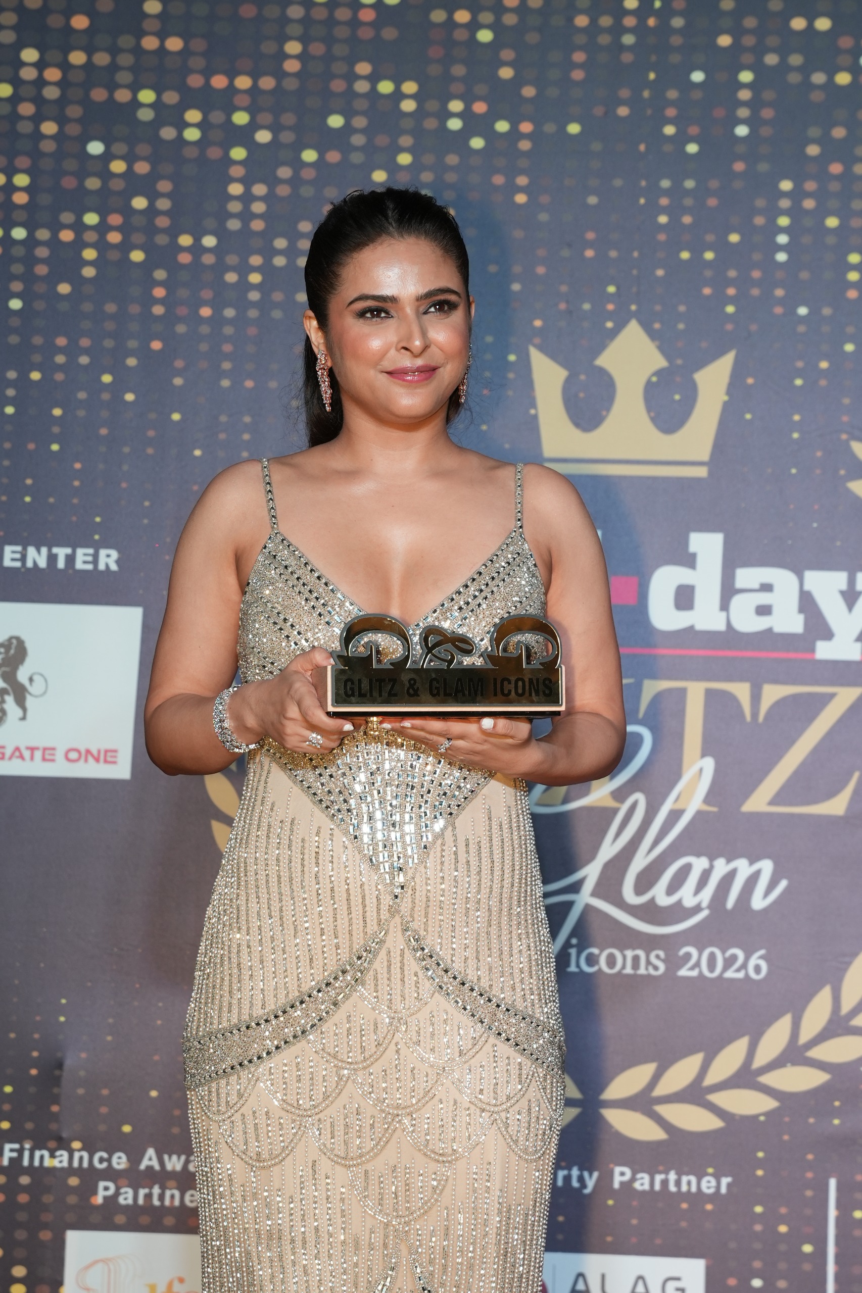 मधुरिमा तुली ने मिडडे ग्लिट्ज़ एंड ग्लैम अवॉर्ड्स में तेहरान के लिए आइकॉनिक परफॉर्मेंस अवॉर्ड जीता