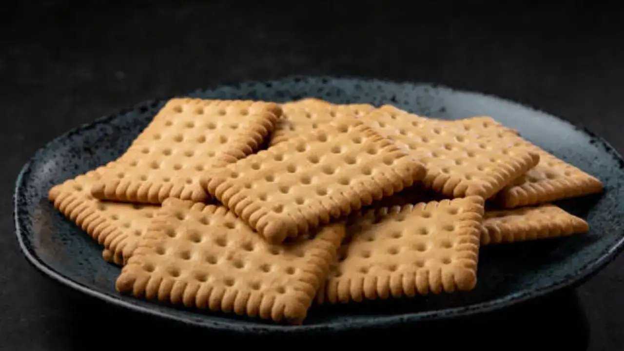 मीठे बिस्किट में नहीं, मगर नमकीन/क्रैकर में अक्सर क्यों होते हैं छेद — वजह पढ़कर चौंकेंगे