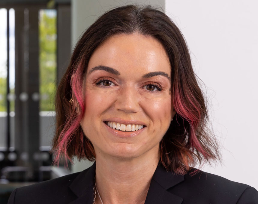 दिन में वकील, शाम को पोल डांसर: 52 की अनोखी कहानी