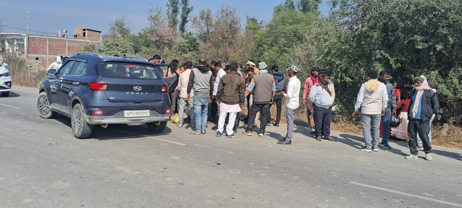 Basti: कुदरहा-पिपरपाती मार्ग पर कार की टक्कर से टेंपो पलटा, एक गंभीर घायल