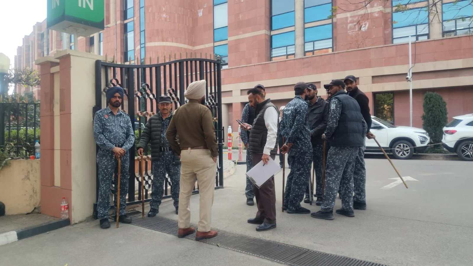 फोर्टिस मोहाली को बम धमकी, CM भगवंत मान अस्पताल में: इंटेलिजेंस एजेंसियां हाई अलर्ट , सुरक्षा एजेंसियों ने अस्पताल घेरा