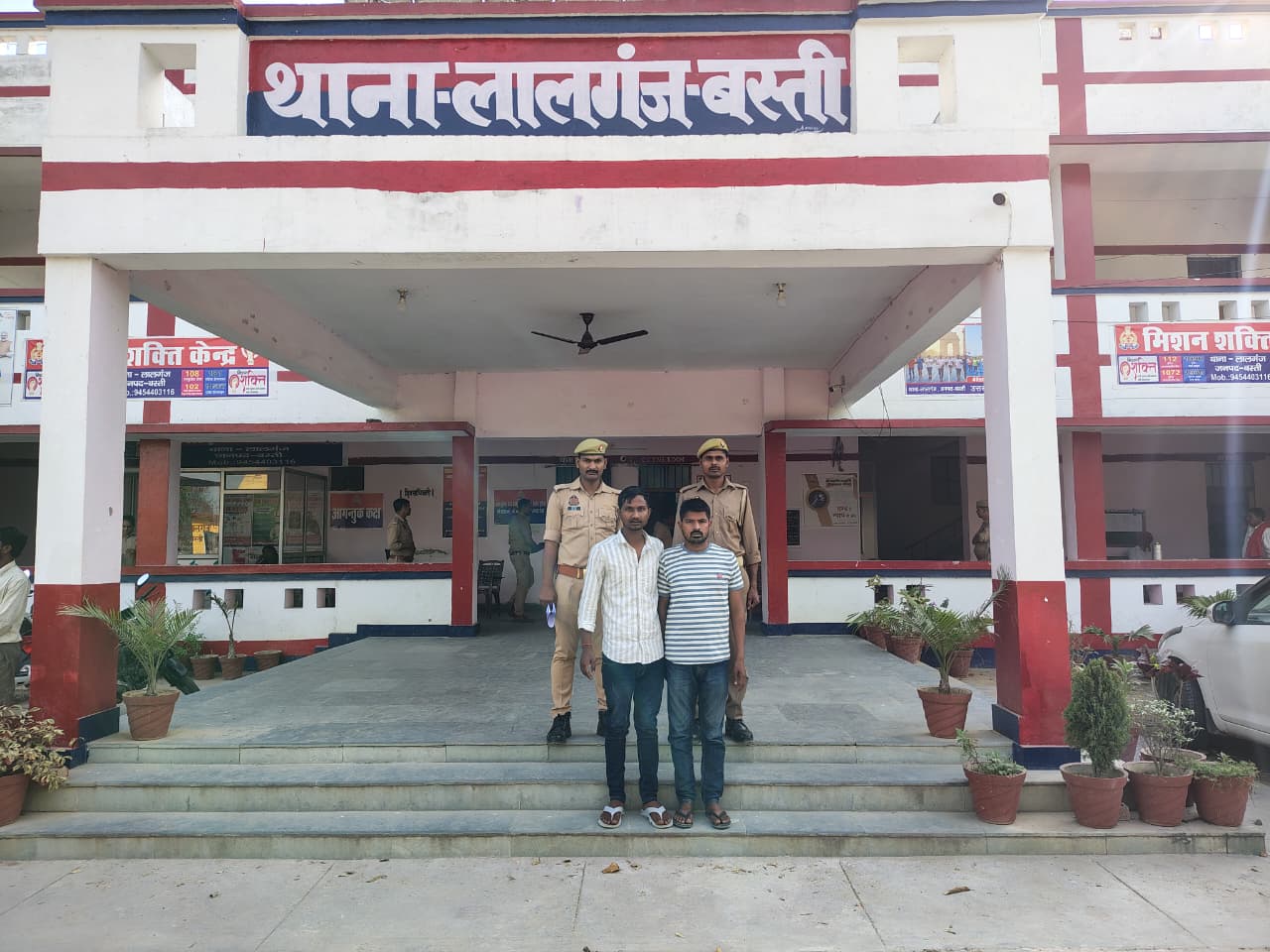 Basti: लालगंज आगजनी कांड का खुलासा, 25 हजार का इनामी बदमाश समेत दो आरोपी गिरफ्तार