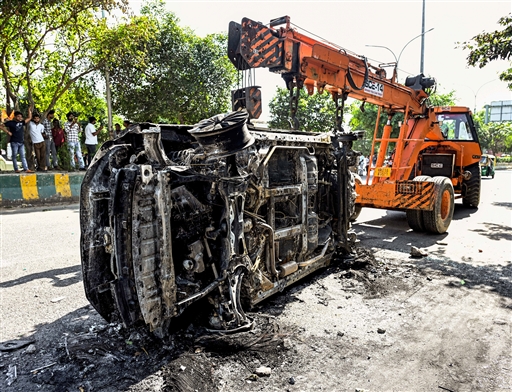 नोएडा में हिंसक प्रदर्शन:  क्यों सुलगी विरोध प्रदर्शन की आग, क्या हैं कर्मचारियों की मांगें? , 150 गाड़ियां तोड़ीं