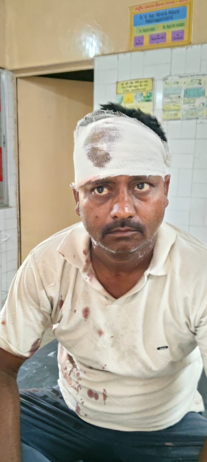Basti: तेज रफ्तार बाइक की टक्कर से शिक्षामित्र घायल, सिर में आए गंभीर चोट