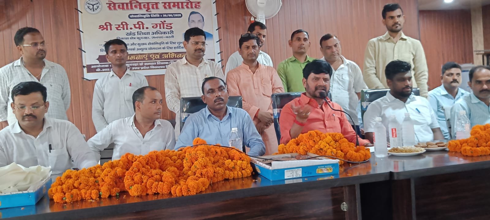 Basti: सेवानिवृत्ति पर बीईओ का सम्मान, ब्लॉक प्रमुख बोले— सरलता और कर्तव्यनिष्ठा से जीता सभी का विश्वास