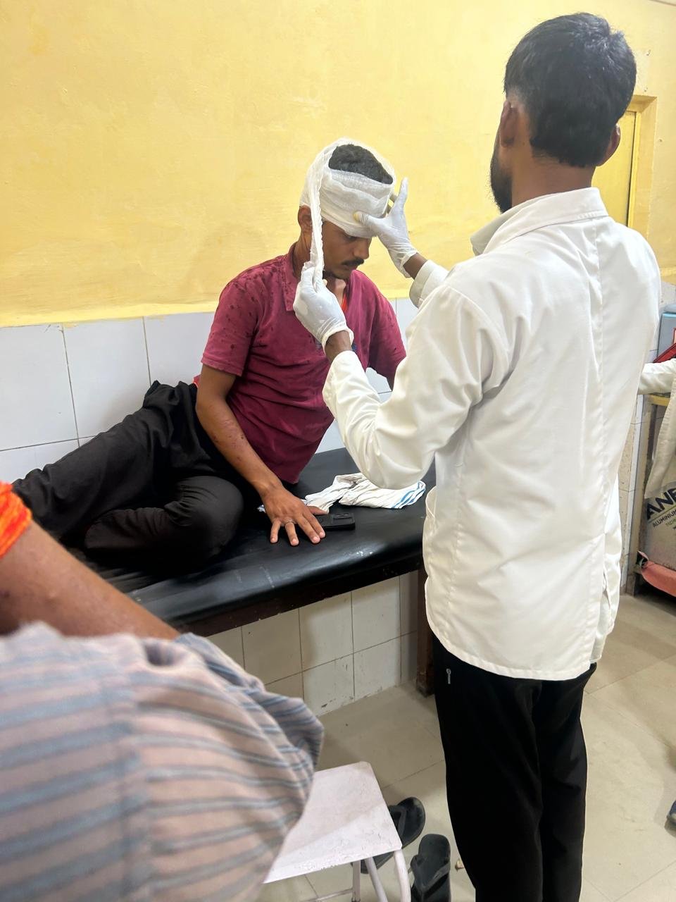 Basti: बिजली बिल के विवाद के बाद छात्र पर ईंट से हमला, सिर में गंभीर चोट
