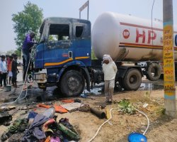 घघौवा चौकी के पास HP कंटेनर में लगी भीषण आग
