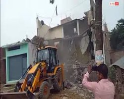 हाईकोर्ट के आदेश पर सपा नेता इरशाद अहमद के मकान पर चला बुलडोजर