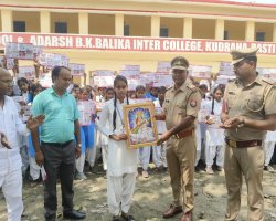नारी शक्ति अभियान फेज-5 : लालगंज पुलिस ने छात्राओं को किया जागरूक