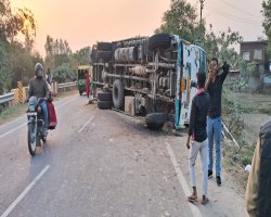 सेब से लदा ट्रक अनियंत्रित होकर पलटा , रामजनकी मार्ग पर टली बड़ी दुर्घटना