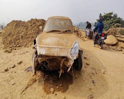 कलवारी–टांडा पुल पर तेज रफ्तार कार दुर्घटनाग्रस्त, मरम्मत कार्य के दौरान संकेतक न होने से हादसे की आशंका