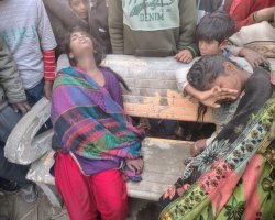 बस्ती: बानपुर पुल से कूदीं दो किशोरियां, ग्रामीणों की सतर्कता से बची जान