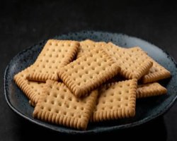 मीठे बिस्किट में नहीं, मगर नमकीन/क्रैकर में अक्सर क्यों होते हैं छेद — वजह पढ़कर चौंकेंगे