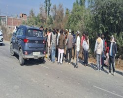 Basti: कुदरहा-पिपरपाती मार्ग पर कार की टक्कर से टेंपो पलटा, एक गंभीर घायल