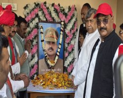 दरोगा अजय कुमार गौड़ मौत मामला : बस्ती सांसद रामप्रसाद चौधरी ने परिजनों से की मुलाकात, सपा ने उठाए जांच पर सवाल