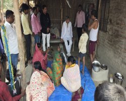 Basti: सोते समय इंटर की छात्रा की गोली मारकर हत्या, पीड़ित परिवार से मिले सांसद रामप्रसाद चौधरी