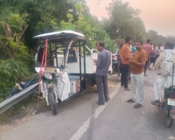 Basti: ट्रेलर की टक्कर से ई-रिक्शा पलटा, चालक घायल