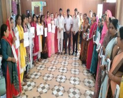 Basti: 44 आंगनबाड़ी सहायिकाओं को मिला नियुक्ति पत्र, 20 कार्यकत्रियों को वितरित किए गए स्मार्टफोन