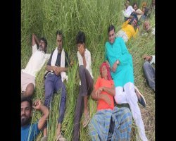 Basti:चारागाह भूमि विवाद को लेकर ग्रामीणों का प्रदर्शन, निष्पक्ष जांच की उठाई मांग